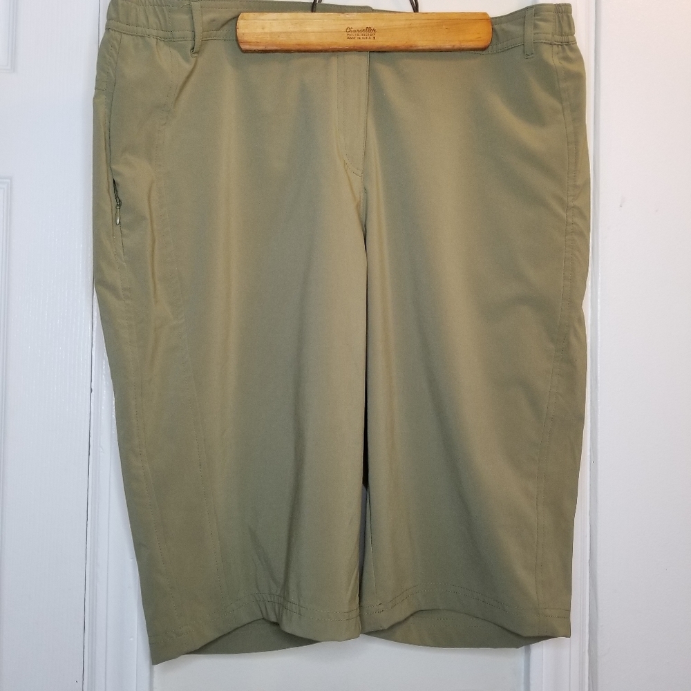 TravelSmith Olive Size Large Petite Shorts